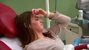 Eine frischgebackene Mutter wird mit Fieber und Unterleibsschmerzen in die Klinik gebracht. Was verheimlicht sie vor ihrer konservativen Mutter? Eine frischgebackene Mutter wird mit Fieber und Unterleibsschmerzen in die Klinik gebracht. Was verheimlicht sie vor ihrer konservativen Mutter?