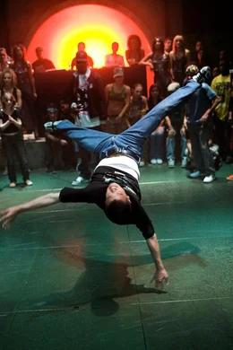 Jeder gibt sein Bestes beim Underground Dance Battle ...
