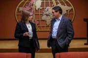 Expansionspläne werden geschmiedet: Jaime Ray Newman als Kathe Sackler, Michael Stuhlbarg als Richard Sackler Expansionspläne werden geschmiedet: Jaime Ray Newman als Kathe Sackler, Michael Stuhlbarg als Richard Sackler