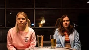 Line (Ulrikke Falch, l.) und Destiny (Amy Deasismont)