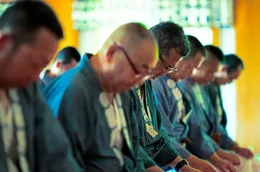 Die Mitglieder des Saisuikei-Vereins, die die traditionelle Horimono-T&auml;towierung bewahren wollen, beten gemeinsam an einem Shinto-Schrein.