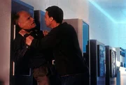 Jason Nichols (Joseph Fuqua, r.) ahnt nicht, dass der alte Mann (Michael Fairman, l.) er selbst ist. Jason Nichols (Joseph Fuqua, r.) ahnt nicht, dass der alte Mann (Michael Fairman, l.) er selbst ist.