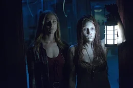 Imogen Rainier (Caitlin Gerard, li.) und Anna (Aleque Reid)