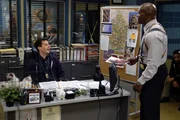 Jake Peralta (Andy Samberg, l.); Terry Jeffords (Terry Crews, r.)