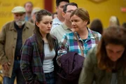 Kämpfen gegen die Sucht, v.li.: Kaitlyn Dever als Betsy Mallum, Mare Winningham als Diane Mallum Kämpfen gegen die Sucht, v.li.: Kaitlyn Dever als Betsy Mallum, Mare Winningham als Diane Mallum