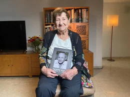 Michal Rechter, die Witwe von Zvi Heinrich Rechter, mit der Autobiographie ihres Mannes. Heinrich Rechter war in Wien Madrich (Gruppenleiter) im Verein Gordonia. Bei der  Hachschara im Schloss Schwadorf bei Wien lerte erauch seine Frau Michal kenne.