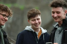 Die Transm&auml;nner Luca Pfeiffer, Luca Klein und Mats Hennes (v.l.) erz&auml;hlen, wie sie und ihr Verhalten sich seit der Einnahme von Testosteron ver&auml;ndert haben.