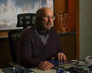 Dr. Aaron Glassman (Richard Schiff) Dr. Aaron Glassman (Richard Schiff)