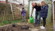 Unter den wachsamen Augen seiner Kids Kalli und Lara pflanzt Frank einen neuen Baum. Unter den wachsamen Augen seiner Kids Kalli und Lara pflanzt Frank einen neuen Baum.