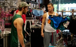 Als einer der anderen T&auml;nzer zu viele Drogen konsumiert und deshalb nicht auftreten kann, wird Adam (Alex Pettyfer, l.) spontan von Magic Mike (Channing Tatum, r.) als Ersatz ausgew&auml;hlt. Unter dem Namen The Kid und gekleidet in sexy Klamotten tritt er zum ersten Mal als Stripper auf ...
