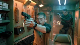 Eric Daniels (Dylan Sprouse) muss seine milit&auml;rischen F&auml;higkeiten nutzen, um Maddie und andere Geiseln zu retten...