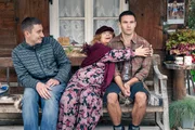 V.l.: Wolke (Willi Sellmann), Hilde (Inge Maux) und Bauer Hannes (Jonathan Müller) V.l.: Wolke (Willi Sellmann), Hilde (Inge Maux) und Bauer Hannes (Jonathan Müller)
