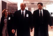 Scully (Gillian Anderson, l.), Skinner (Mitch Pileggi, M.) und Mulder (David Duchovny, r.) sollen gefährdete hochrangige Militärs vor einem Attentäter schützen, der sich allem Anschein nach unsichtbar machen kann. Scully (Gillian Anderson, l.), Skinner (Mitch Pileggi, M.) und Mulder (David Duchovny, r.) sollen gefährdete hochrangige Militärs vor einem Attentäter schützen, der sich allem Anschein nach unsichtbar machen kann.