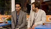 Julian (Onno Buß, r.) geht einen Schritt auf Nihat (Timur Ülker) zu. Julian (Onno Buß, r.) geht einen Schritt auf Nihat (Timur Ülker) zu.