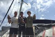 Mit Thors (Mi.) Hilfe steigen Olivier (li.) und Corentin de Chatelperron (re.) an Bord der "Nomade des Mers" in die Pilzproduktion ein &ndash; nat&uuml;rlich auf Lowtech-Art.