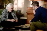 Adrien (Nicolas Duvauchelle, re.) und Albert (Niels Arestrup, li.) gönnen sich zwischen den Interviews eine kleine Pause. Adrien (Nicolas Duvauchelle, re.) und Albert (Niels Arestrup, li.) gönnen sich zwischen den Interviews eine kleine Pause.
