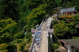 Um den beschwerlichen Weg zum Tempel zu erleichtern, singen die Mitglieder des Saisuikei das traditionelle Kiari-Lied.