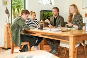 Tina (Franziska Arndt, r.) wird sauer, als sie sieht, mit wem Leon (Leon Seidel, l.) die ganze Zeit getextet hat. Hannah (Katharina Gieron), Christian (Sascha Rotermund)