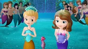 "Disneys Sofia die Erste", "Sofia die Erste und die Meerjungfrauen (1)." Während Sofia mit ihrer Familie auf dem prunkvollen königlichen Schiff Urlaub macht, begegnet ihr zufällig die Meerjungfrau Oona. Für gewöhnlich misstrauen Meerjungfrauen den Menschen und halten sich von ihnen fern. Sofia aber gewinnt schnell Oonas Zuneigung und die beiden werden beste Freundinnen. Da versteht es sich von selbst, dass ihr Oona zeigt, wo sie eigentlich lebt. Noch ahnt niemand, in welch großer Gefahr Oonas wunderschöne Unterwasserwelt bald schwebt. "Disneys Sofia die Erste", "Sofia die Erste und die Meerjungfrauen (1)." Während Sofia mit ihrer Familie auf dem prunkvollen königlichen Schiff Urlaub macht, begegnet ihr zufällig die Meerjungfrau Oona. Für gewöhnlich misstrauen Meerjungfrauen den Menschen und halten sich von ihnen fern. Sofia aber gewinnt schnell Oonas Zuneigung und die beiden werden beste Freundinnen. Da versteht es sich von selbst, dass ihr Oona zeigt, wo sie eigentlich lebt. Noch ahnt niemand, in welch großer Gefahr Oonas wunderschöne Unterwasserwelt bald schwebt.