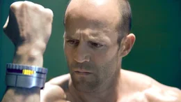 Frank (Jason Statham) muss ein elektronisches Armband tragen..