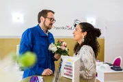 Kaya (Shirin Soraya) ist glücklich und erleichtert, dass Dirk (Jens Kipper) für sie da ist. Kaya (Shirin Soraya) ist glücklich und erleichtert, dass Dirk (Jens Kipper) für sie da ist.