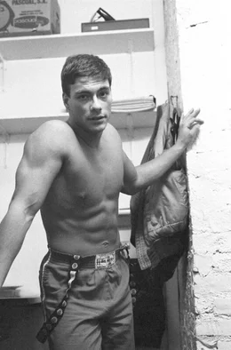 Jean-Claude Van Damme ist ein Meister in Karate und Bodybuilding, daneben hat er eine Ballettausbildung und ist ausgestattet mit einer beispiellosen Kraft und Gelenkigkeit.
