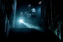Dr. Elise Rainier (Lin Shaye) und Tucker (Angus Sampson)