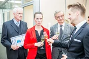 Heike (Katrin H&ouml;ft) ist wie paralysiert, als Florian (Bastian Semm, r.) seine Einstandrede h&auml;lt. Dr. G&uuml;nther Meyerling (Franz-J&uuml;rgen Zigelski, l.), Dr. Brink (Andreas Engelmann, 2.v.r.) +++ Die Verwendung des sendungsbezogenen Materials ist nur mit dem Hinweis und Verlinkung auf RTL+ gestattet. +++