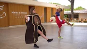 Entertainment-Praktikantin Y&uuml;ksel (li.) bekommt eine Rolle bei einem Musical. Das ist ihre Chance, sich zu beweisen..
