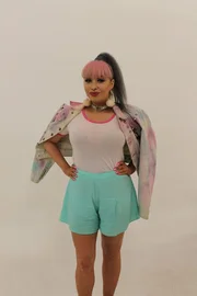 S&auml;ngerin Aimee (Bild) liebt pastellfarbene Outifts und bezeichnet sich selbst als "Barbie auf LSD" - doch jetzt wird es Zeit f&uuml;r einen erwachseneren Look. Kann das Styling-Team sie von ihren pastellfarbenen Outfits abbringen und sie von ihrem neuen Styling &uuml;berzeugen? W&auml;hrenddessen bekommt das Styling-Team einen neuen Fall, Takeisha ben&ouml;tigt dringends die Hilfe der Styling Experten. Ob sie das schaffen werden?