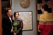 (v.l.n.r.) Chandler Bing ( Matthew Perry); Monica Geller (Courteney Cox); Ross Geller (David Schwimmer) (v.l.n.r.) Chandler Bing ( Matthew Perry); Monica Geller (Courteney Cox); Ross Geller (David Schwimmer)