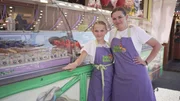 Rebecca (11) hilft ihrer Mutter Stefanie bei der Vorbereitung und beim Verkauf von Schokofr&uuml;chten.