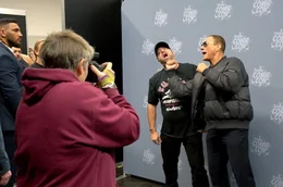 Jean-Claude Van Damme (re.) posiert 2022 bei der Comic Con in Dortmund.