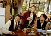 Chandler (Matthew Perry, li.), Rachel (Jennifer Aniston, Mi.) und Joey (Matt LeBlanc) hören gespannt Monicas Erzählungen zu. Chandler (Matthew Perry, li.), Rachel (Jennifer Aniston, Mi.) und Joey (Matt LeBlanc) hören gespannt Monicas Erzählungen zu.