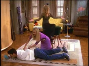 Phoebe (Lisa Kudrow, Mi.) demonstriert Ross (David Schwimmer, unten), wie sie sich im Falle eines Störfalls bei Monicas Hochzeitsfeier verhalten würde. Rachel (Jennifer Aniston) lässt sich während ihres Trainings nicht stören. Phoebe (Lisa Kudrow, Mi.) demonstriert Ross (David Schwimmer, unten), wie sie sich im Falle eines Störfalls bei Monicas Hochzeitsfeier verhalten würde. Rachel (Jennifer Aniston) lässt sich während ihres Trainings nicht stören.