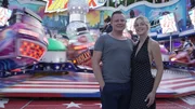 Schaustellerin Vanessa (22) mit ihrem Freund Bryan vor seinem "Breakdancer"