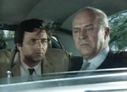 Lt. Columbo (Peter Falk, li.) bittet Arthur Kennicut (Ray Milland) um die Erlaubnis, dessen verstorbene Frau exhuminizieren zu lassen. Er erhofft sich dadurch weitere Informationen zur Aufklärung des Mordes an Arthurs Frau. Lt. Columbo (Peter Falk, li.) bittet Arthur Kennicut (Ray Milland) um die Erlaubnis, dessen verstorbene Frau exhuminizieren zu lassen. Er erhofft sich dadurch weitere Informationen zur Aufklärung des Mordes an Arthurs Frau.