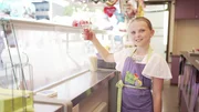 Schaustellerkind Rebecca probiert auch gern die S&uuml;&szlig;igkeiten, die ihre Eltern verkaufen.