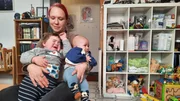 Mandy ist Mutter von fünf Kindern - von dem Vater ihrer zwei jüngsten Kinder lebt sie getrennt. Für die Familie eine Katastrophe, denn jetzt fällt das Gehalt des Dachdeckers weg... Mandy ist Mutter von fünf Kindern - von dem Vater ihrer zwei jüngsten Kinder lebt sie getrennt. Für die Familie eine Katastrophe, denn jetzt fällt das Gehalt des Dachdeckers weg...