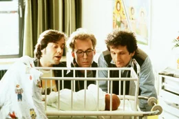 Sowohl Guido (Jan Josef Liefers, l.) und Bernhard (Ulrich Noethen, M.) als auch Markus (Stefan Reck, r.) w&auml;re gern der leibliche Vater dieses s&uuml;&szlig;en Babys. Doch nur einer kann es sein ...