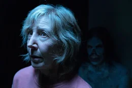 Dr. Elise Rainier (Lin Shaye) muss sich fiesen D&auml;monen stellen..