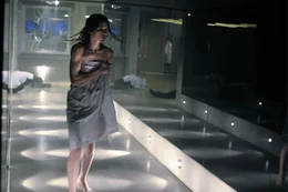 Gemeinsam mit den letzten &Uuml;berlebenden versucht Alice (Milla Jovovich) aus der "Stadt des Todes" zu fliehen, bevor Major Cain diese dem Erdboden gleichmacht. Doch die ausgehungerten Untoten sind auf der Suche nach neuer Nahrung ...