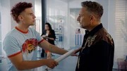 Michael "Michi" (Lars Pape, r.) wird von Moritz (Lennart Borchert) in Beschlag genommen. Michael "Michi" (Lars Pape, r.) wird von Moritz (Lennart Borchert) in Beschlag genommen.