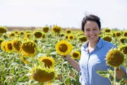 Das vierte Land & lecker-Dinner findet im Kreis D&uuml;ren statt - auf dem Scheidtweilerhof. Zwischen weiten Feldern, Sonnenblumen und dem Blick bis in die Eifel zeigt die junge Landwirtin Johanna Liesen, wie Tradition und Innovation in der modernen Landwirtschaft zusammenfinden.