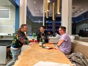 Tim Mälzer (M.) mit Hans Neuner (r.) und Tim Raue. Tim Mälzer (M.) mit Hans Neuner (r.) und Tim Raue.