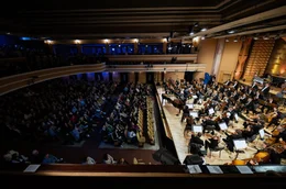 Im Saal der Filarmonica Banatul Timisoara lauscht das Publikum den Kl&auml;ngen des WDR Sinfonieorchesters.