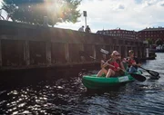 Alice Pichler und Werner Pühringer aus Österreich, auf Kayaktour in Kopenhagen. Weil sie beim Paddeln Müll aus dem Wasser fischen, ist das Kayak für sie gratis. Alice Pichler und Werner Pühringer aus Österreich, auf Kayaktour in Kopenhagen. Weil sie beim Paddeln Müll aus dem Wasser fischen, ist das Kayak für sie gratis.