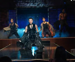 L&auml;sst als erfolgreicher Stripper im "Xquisite", dem hei&szlig;esten Club der Stadt, regelm&auml;&szlig;ig die H&uuml;llen fallen: Magic Mike (Channing Tatum, M.) ...