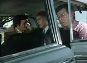 Lt. Columbo (Peter Falk, li.) bittet Arthur Kennicut (Ray Milland) um Erlaubnis, dessen verstorbene Frau exhuminizieren zu lassen. Er erhofft sich, dadurch in seinen Ermittlungen weiter zu kommen. Privatdetektiv Brimmer (Robert Culp) reagiert auf die Bitte verunsichert. Lt. Columbo (Peter Falk, li.) bittet Arthur Kennicut (Ray Milland) um Erlaubnis, dessen verstorbene Frau exhuminizieren zu lassen. Er erhofft sich, dadurch in seinen Ermittlungen weiter zu kommen. Privatdetektiv Brimmer (Robert Culp) reagiert auf die Bitte verunsichert.