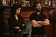 Rosa Diaz (Stephanie Beatriz, l.); Adrian Pimento (Jason Mantzoukas, r.)